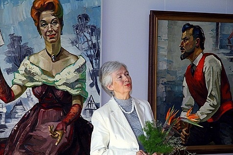 Laimdoņa Grasmaņa meita Ilze starp tēva gleznām - Elzas Radziņas un Jāņa Streiča portreti