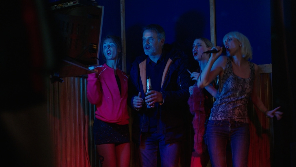 Mārtiņš dzied karaoke Ziemeļpolā... kadrs no filmas "Saule spīd 24 stundas"