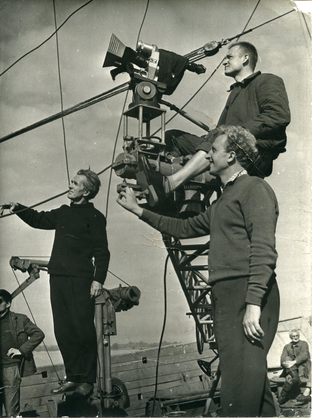 60. gadi, top filma „Kapteinis Nulle” (1964). Attēlā no kreisās – režisors Leonīds Leimanis, operators Miks Zvirbulis, otrais režisors Boļeslavs Ružs. Foto no Rīgas Kino muzeja krājuma
