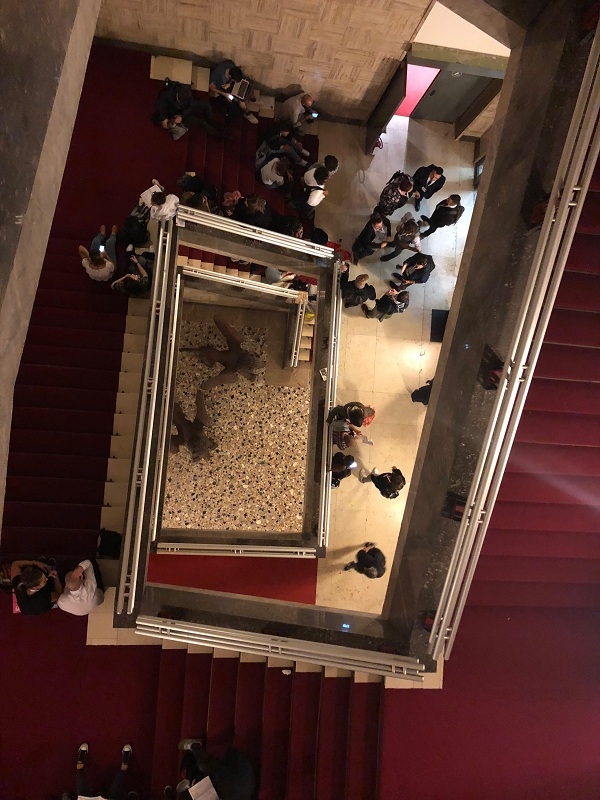 Preses ierindnieka vertigo "Palazzo del Casino" iekštelpās, dodoties uz preses centru. Autores foto