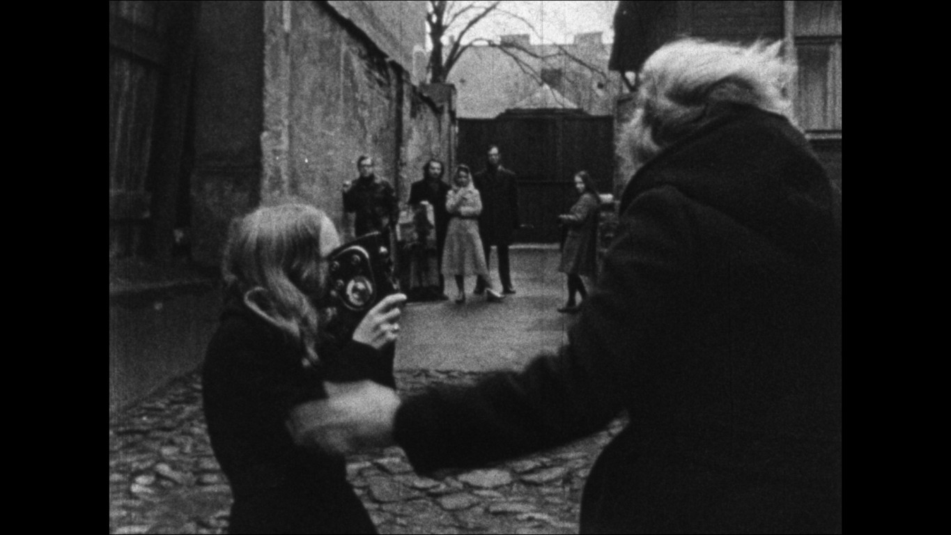 Kadrs no spēlfilmas "Mijkrēšļa rotaļa ar spoguli". 1972. gads. Režisors Ivars Skanstiņš. LNA KFFDA 31. f., dok. nr. 458.