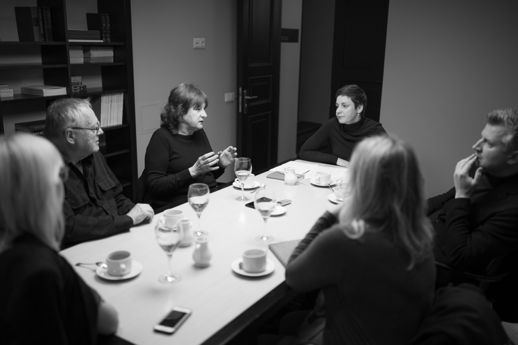 Diskusijas dalībnieki (no kreisās ap galdu) - Zane Balčus, Arvīds Krievs, Daira Āboliņa, Elīna Reitere, Dāvis Sīmanis, Larisa Gūtmane. Foto: Agnese Zeltiņa