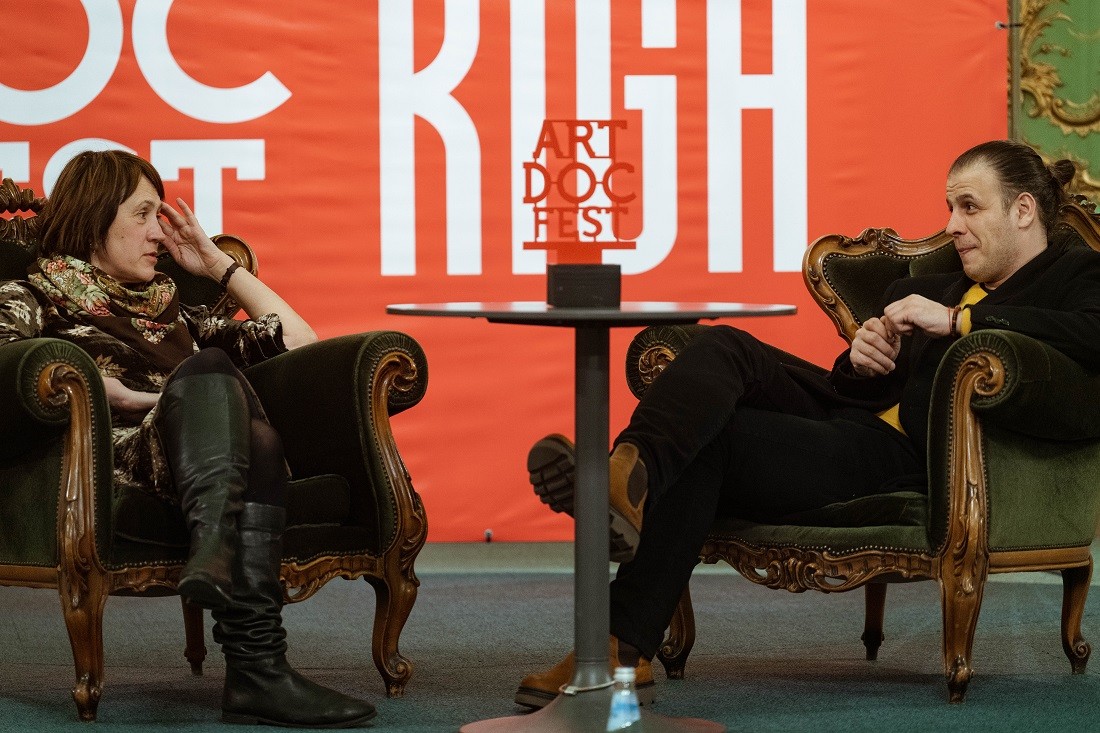 Elvita Ruka un Jevhens Titarenko intervijā kinoteātrī "Splendid Palace". Foto: Andrejs Strokins