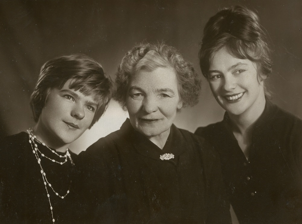 1961. gads, Roze (no kreisās) ar mammīti Anastasiju un māsu Lidiju