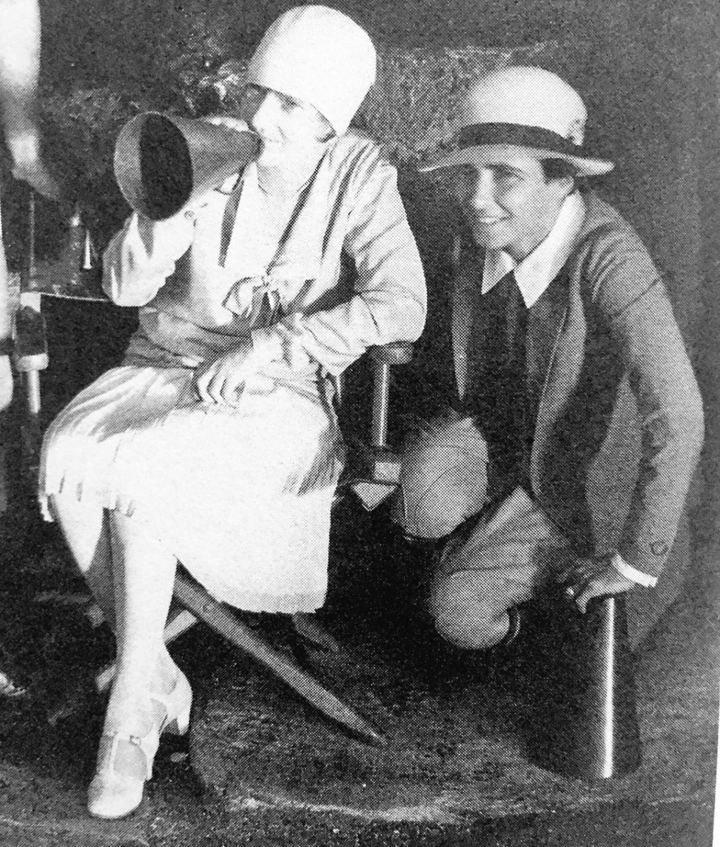 Dorotija (no labās) iepazinās ar Marionu Morganu, strādājot pie filmas "Manhetenas kokteilis" (1928)