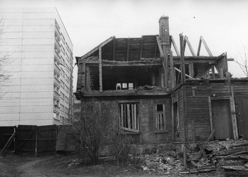 Daudzstāvu arhitektūras pretnostatījums tradicionālajai koka apbūvei spēlfilmā "Laika prognoze augustam" (1983). Foto: Jānis Pilskalns