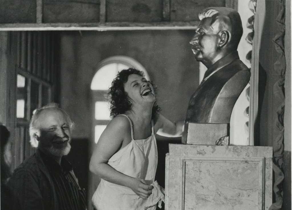 Režisors Jānis Streičs un aktrise Marina Kalmikova filmas "Carmen Horrendum" uzņemšanas laikā, 1988