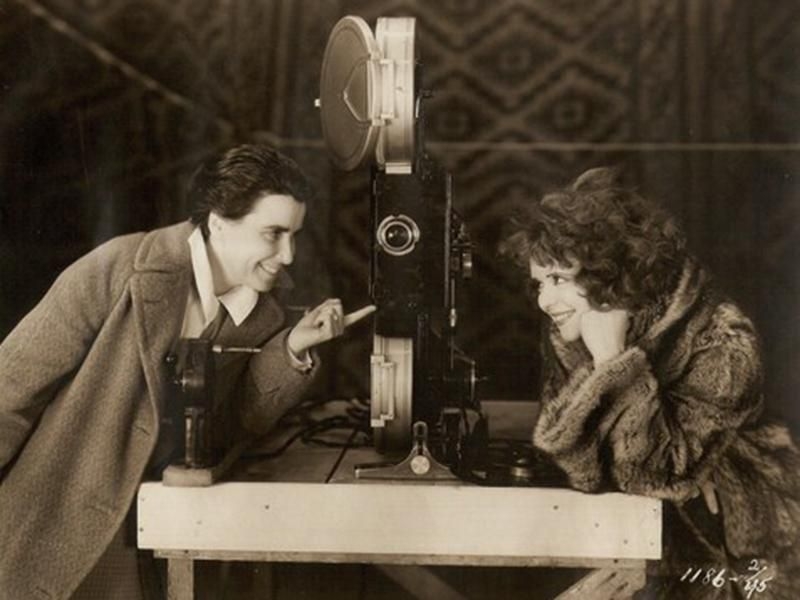 Dorotija Ārznere (no kreisās) un aktrise Klēra Bova filmas "Trakā ballīte" reklāmas fotogrāfijā (1928). Foto: Paramount Pictures
