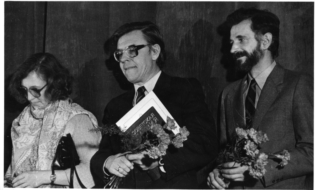 Kostīmu māksliniece Skaidra Deksne, režisors Varis Brasla un operators Dāvis Sīmanis filmas "Emīla nedarbi" pirmizrādē 1985. gadā