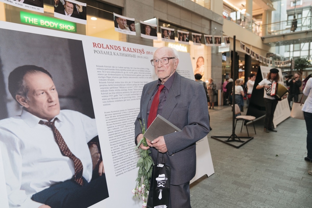 Kinorežisors Rolands Kalniņš savā 95. jubilejā Kino muzeja rīkotā izstādē. Foto: Toms Harjo