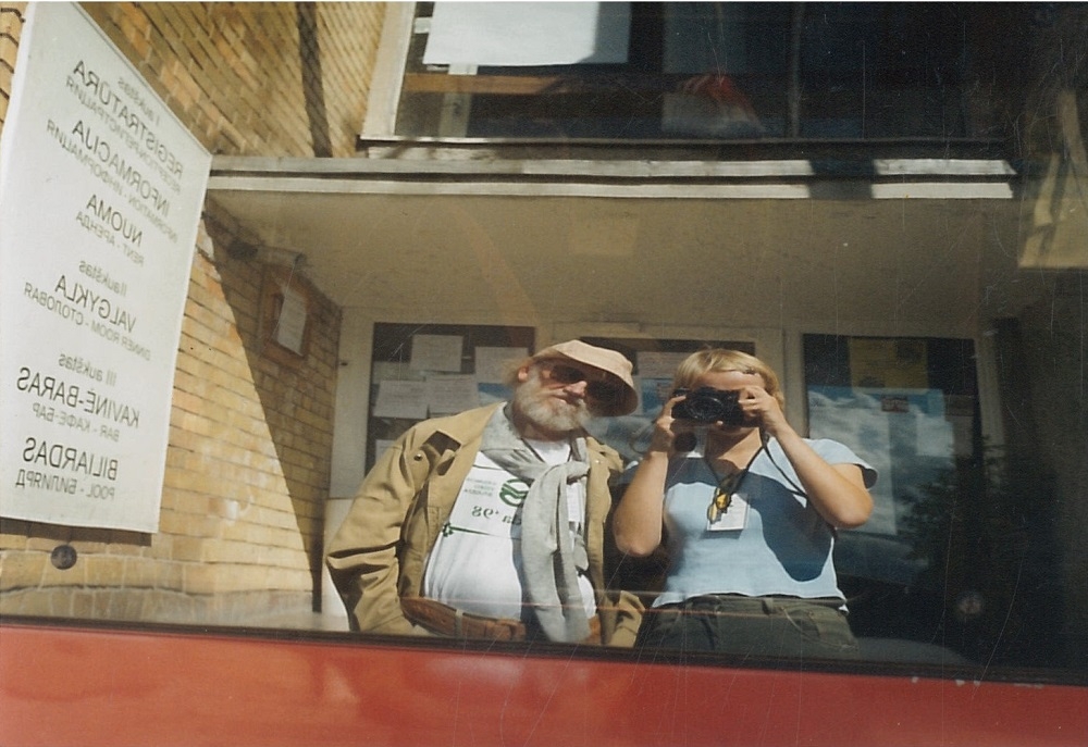 Giedre fotografē sevi un savu pasniedzēju Henriku Šabļeviču meistardarbnīcas laikā Nidā. Foto no personiskā arhīva