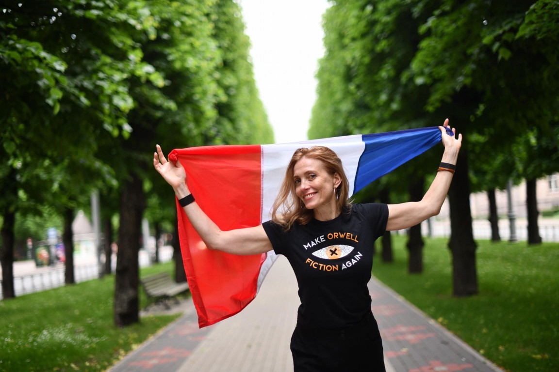 2020. gadā, uzzinājusi par filmai piešķirto Ansī festivāla balvu, Ilze Rīgā fotografējās ar Francijas karogu. Foto - Kristaps Kalns.