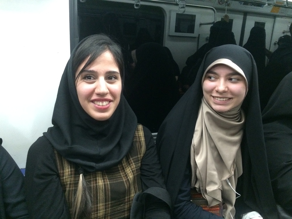 Tikai šīs divas meitenes metro sieviešu vagonā pēc Lailas lūguma atļāva viņas nofotografēt, pārējās negribēja...