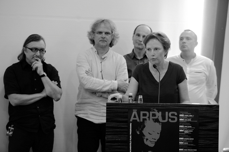 Raksta autore Kristīne Briede stāsta par projektu "Baltijas jaunais vilnis", kurā viņas līdzautori ir (no kreisās) lietuvieši Arūnas Matelis un Audrius Stonis, igaunis Riho Vastriks un latvietis Uldis Cekulis