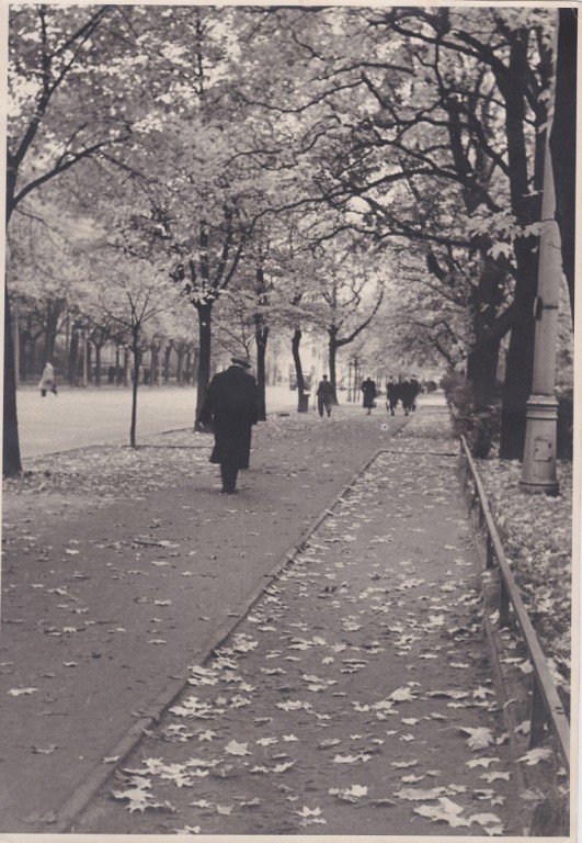 Aleksandrs Leimanis Rīgā, 20. gadsimta 40. gados. Foto no grāmatas "Sniegu ēst nedrīkst", Baibas Indriksones privātais arhīvs