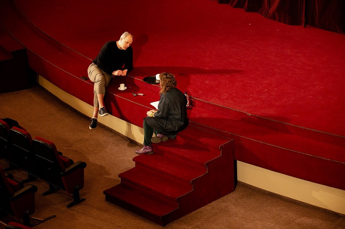 Andris Keišs un Kristīne Matīsa intervijā 2021. gada aprīlī "Splendid Palace" Lielajā zālē. Foto: Agnese Zeltiņa