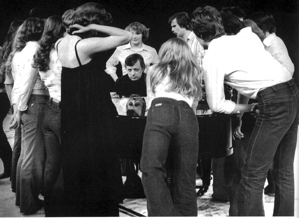 Raimonds Pauls un Dailes teātra jaunie aktieri režisora Anša Bērziņa filmā "Skumjš stāsts par Keriju" (1978)