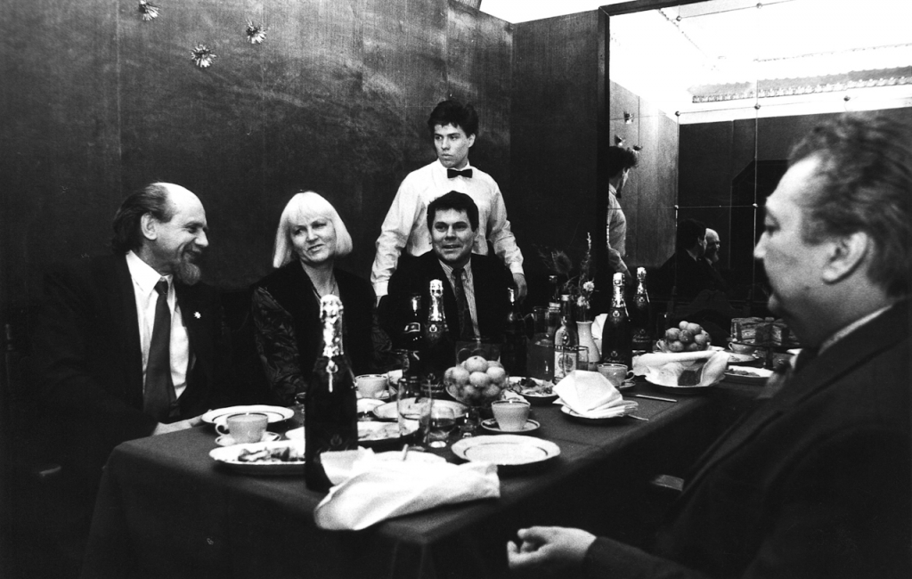 Hronikas ballīte kino dzimšanas dienā 1990. gada 28. decembrī. Ivars Seleckis, Maija Selecka, Juris Podnieks, filmu direktors Leonīds Bērziņš