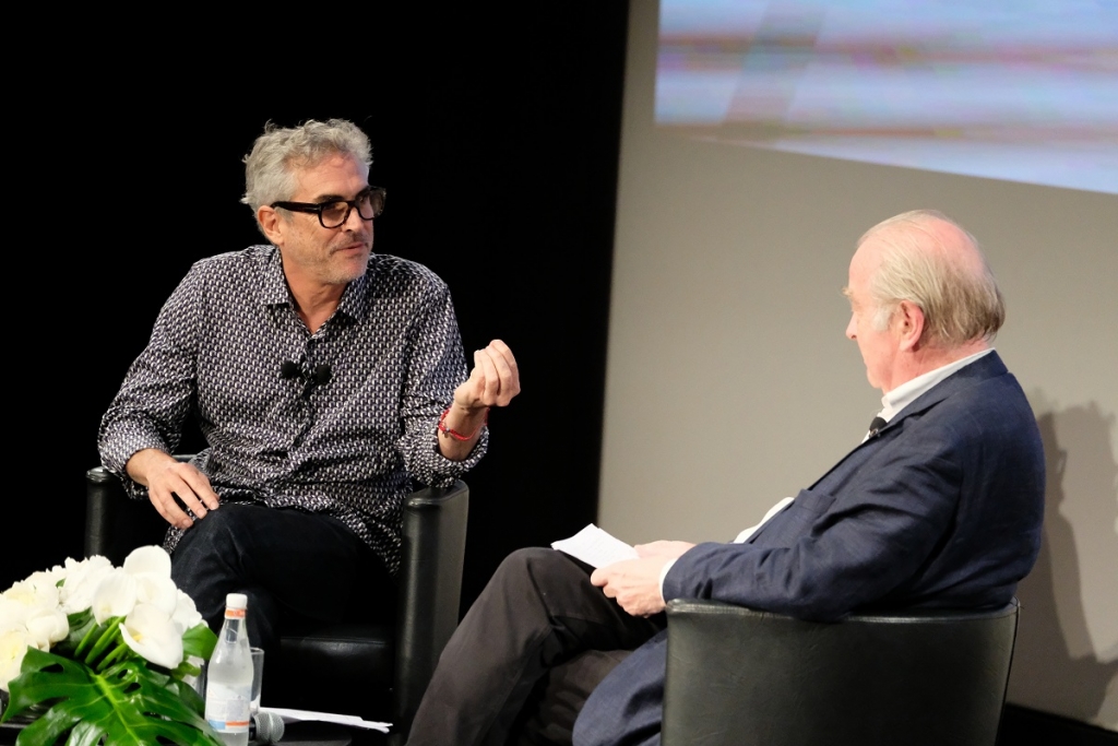 Alfonso Kuarona meistarklase, režisors (no kreisās) sarunājas ar franču kinokritiķi Mišelu Simanu