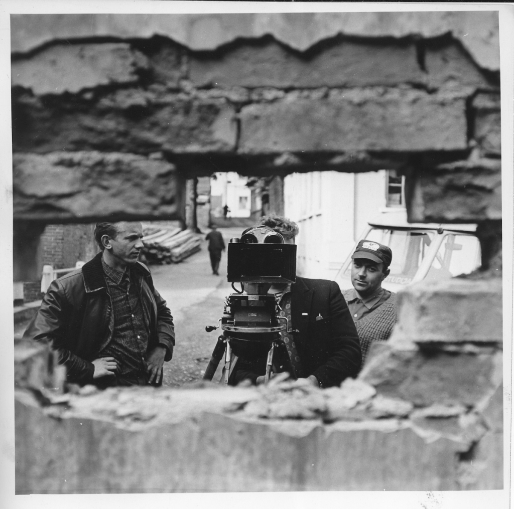 No kreisās - operators Ivars Seleckis, režisors Aivars Freimanis un operatora asistents Bruno Kozlovskis 1966. gadā
