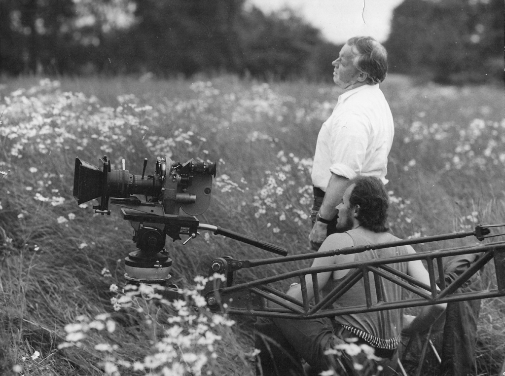 Kalvis Zalcmanis un režisors Uldis Brauns 1974. gadā, uzņemot spēlfilmu "Motociklu vasara"