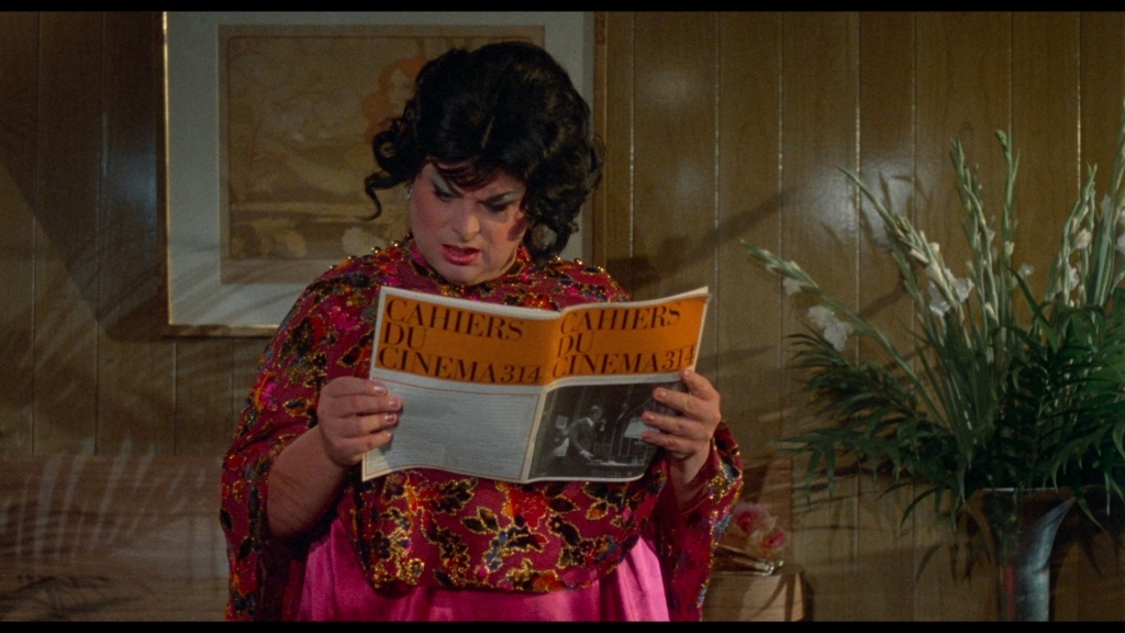 Lady Divine lasa "Cahiers" Džona Votersa filmā "Polyester" (1981)