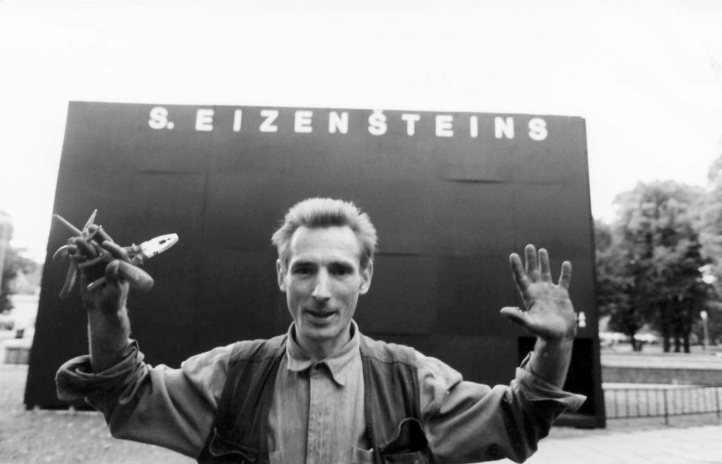 Mākslinieks Ivars Mailītis 1998. gadā pie objekta "Stikla nams", kas kinoforuma "Arsenāls" laikā tika uzcelts Rīgā, laukumā pie Kongresu nama, par godu Eizenšteina 100. jubilejas gadam