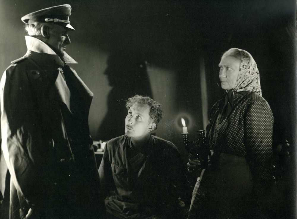 "Mājup ar uzvaru" (1947) - pirmā filma, kuras uzņemšanā piedalījies Rolands Kalniņš. Kadrā - Herberts Zommers, Artūrs Dimiters un Ludmila Špīlberga. Rīgas KIno muzeja krājums