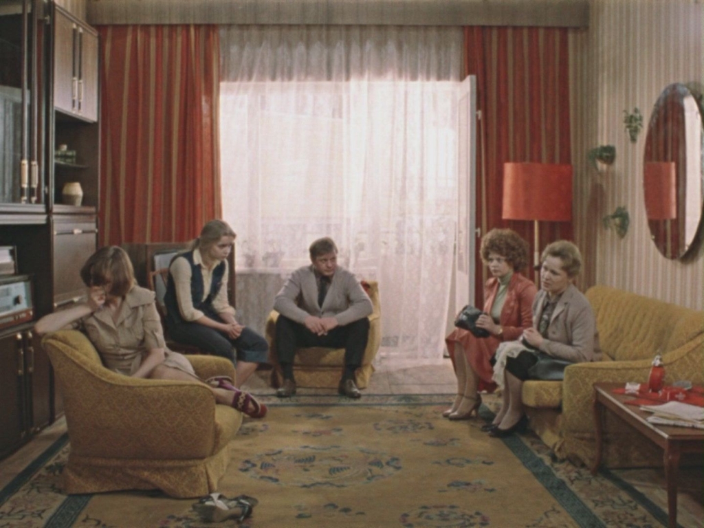Kadrs no filmas "Maskava asarām netic" (1980).