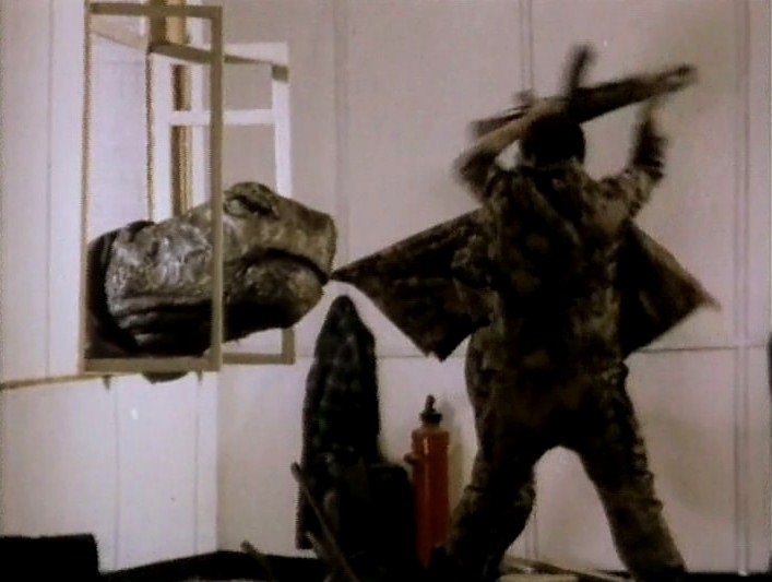 Kadrs no Sergeja Kučkova filmas "Monstri" (1993, Krievija / ASV)