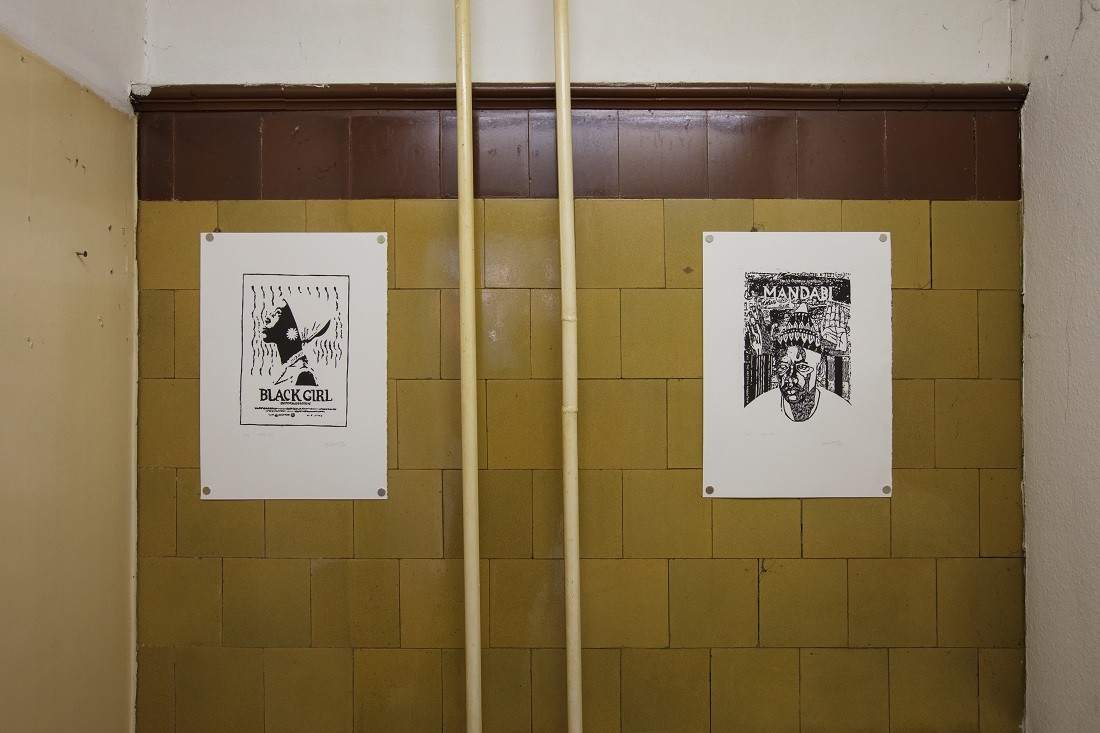 Usmēna Sembēnes filmu plakāti izstādes "Attāluma draudzības" darbā "Mutantu skola"