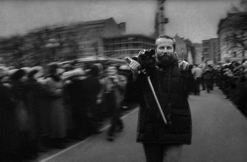 Kinooperators Andris Seleckis Atmodas laikā režisora Romualda Pipara filmā "Vēsture aiz kadra" (2018)
