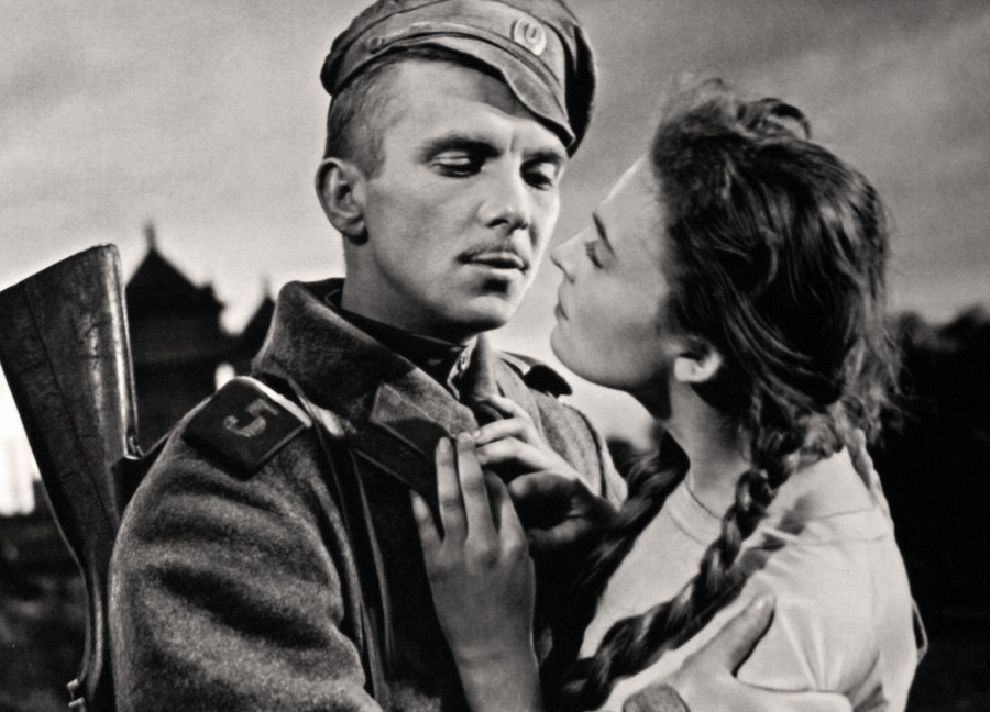 Edaurds Pāvuls (Janka Pipars) un Rita Meirāne (Zelma) filmā "Latviešu strēlnieka stāsts" (1958). Rīgas Kino muzeja krājums
