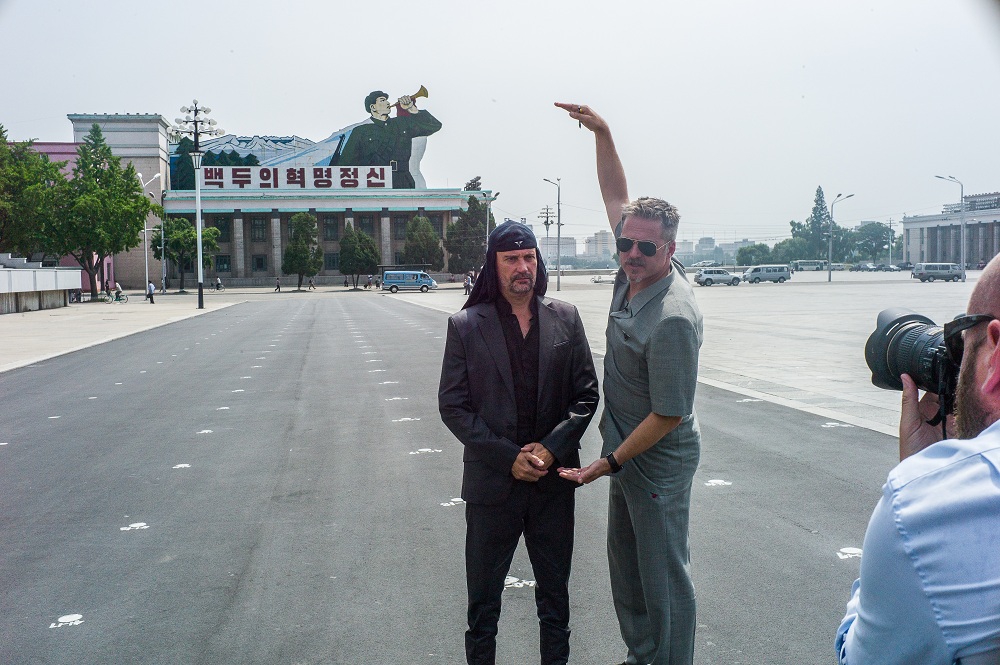 Mortens Troviks (centrā ar paceltu roku) regulē "Laibach" fotosesiju. Foto: Daniel Miller