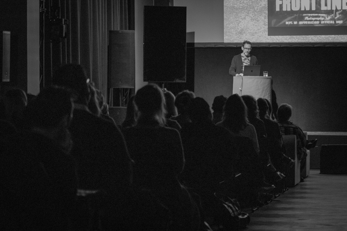 Konference festivālā CPH:DOX, Kīts Vilsons performancē "Plane of Losers, Episode 1"