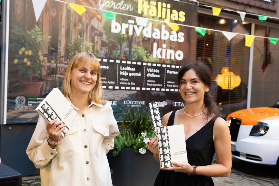 Grāmatas tulkotāja Līva Trektere un raksta autore Daniela Zacmane Itālijas kinovakarā "Splendid Palace" 2025. gada jūlijā. Foto: Agnese Zeltiņa