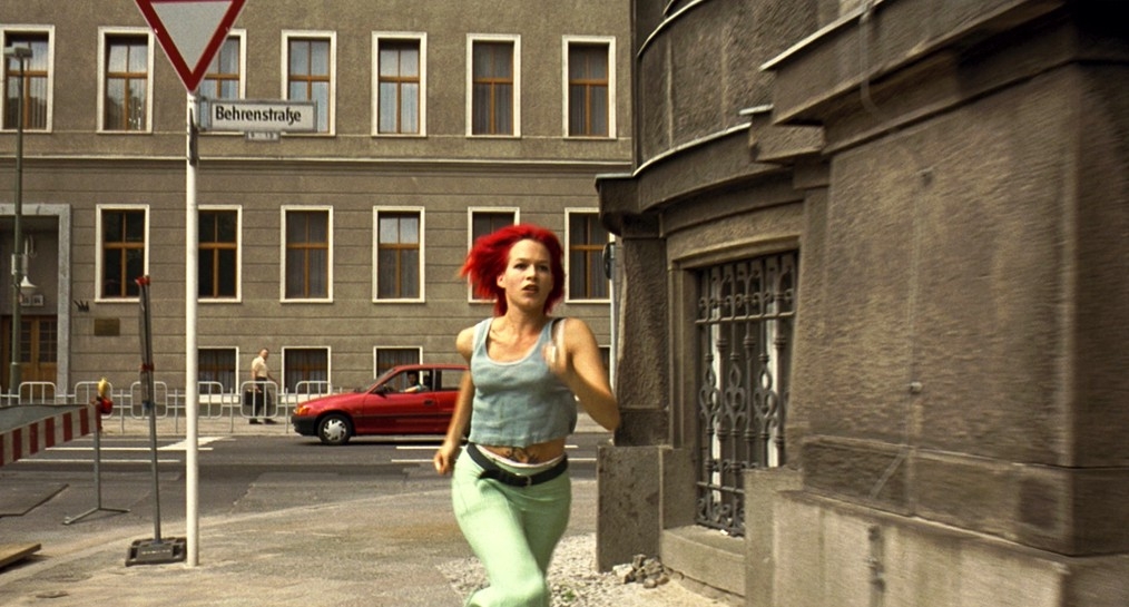 Kadrs no Berlīnē uzņemtās filmas "Skrien, Lola, skrien" (1990)