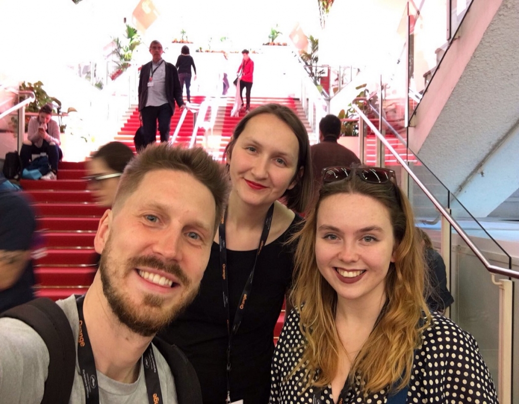 Kannās selfiji uz sarkanā paklāja esot aizliegti, bet neviens to neņem vērā, arī Lūkass, Anneli un Zane, konkursa #europeanfilmchallenge uzvarētāji