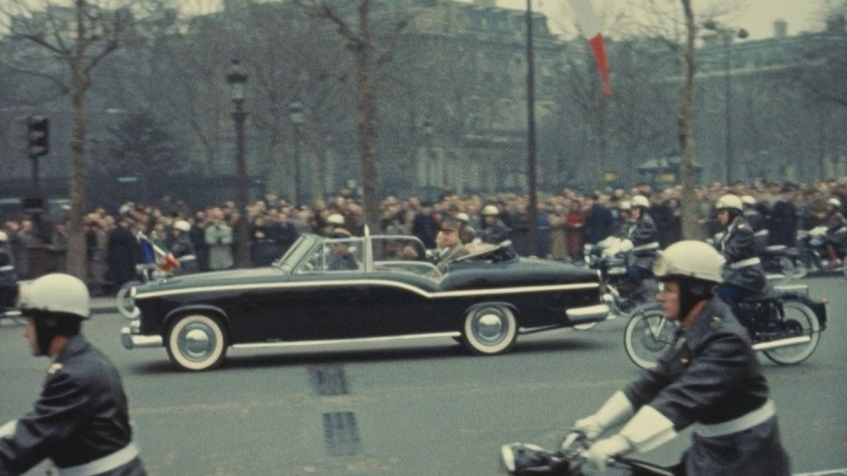 Kadrs no Ērika Romēra īsfilmas "Šarla de Golla laukums / Place de L’Etoile"