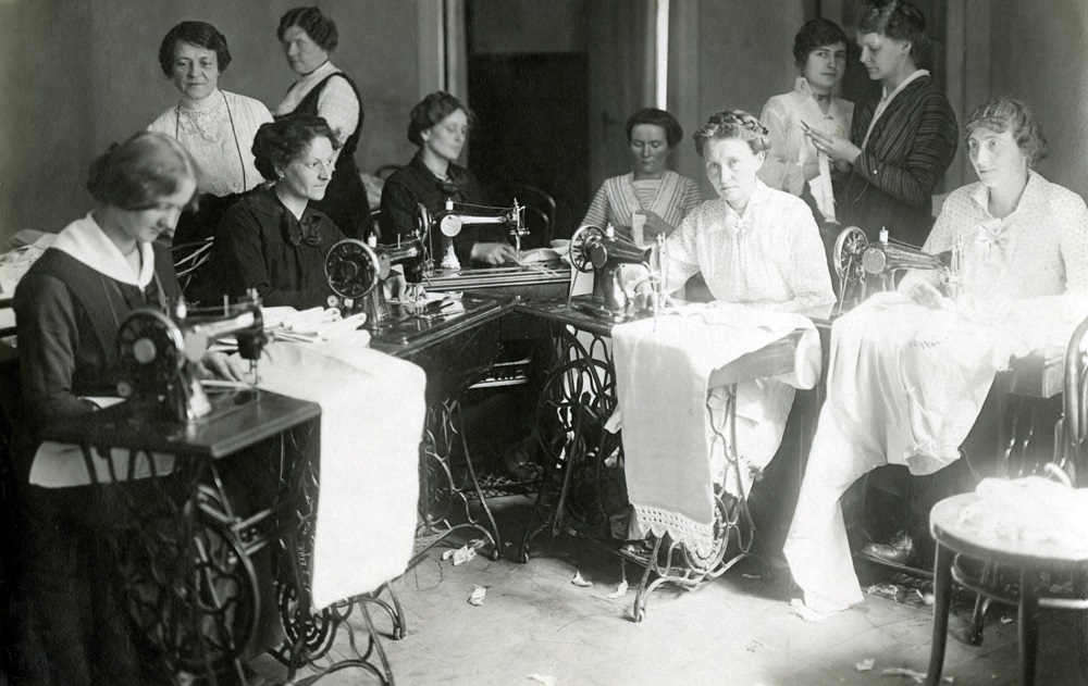 LSB organizācijas komitejas Dāmu komiteja izgatavo strēlniekiem veļu. Rīga, 1915. gada rudens