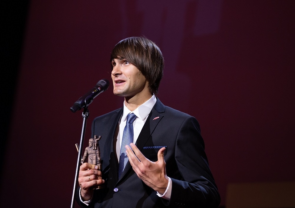 Vestards Šimkus saņem Nacionālo Kino balvu "Lielais Kristaps 2018" par mūziku filmai "Elpa marmorā". Foto: Agnese Zeltiņa