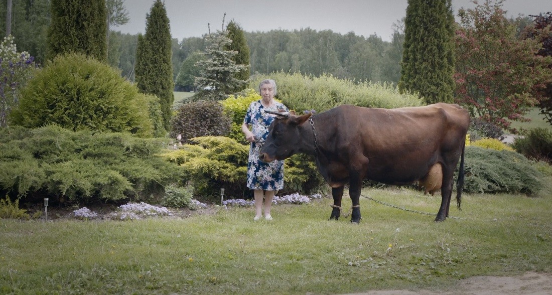 Tonija un govs Smaida filmā "Zemnieki" (2022)