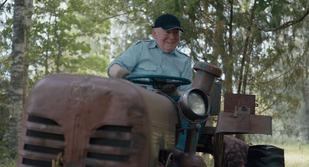 Režisors un operators Uldis Brauns uz traktora savā saimniecībā Kuldīgas apkaimē, 2016. gada vasarā uzņemts filmas kadrs