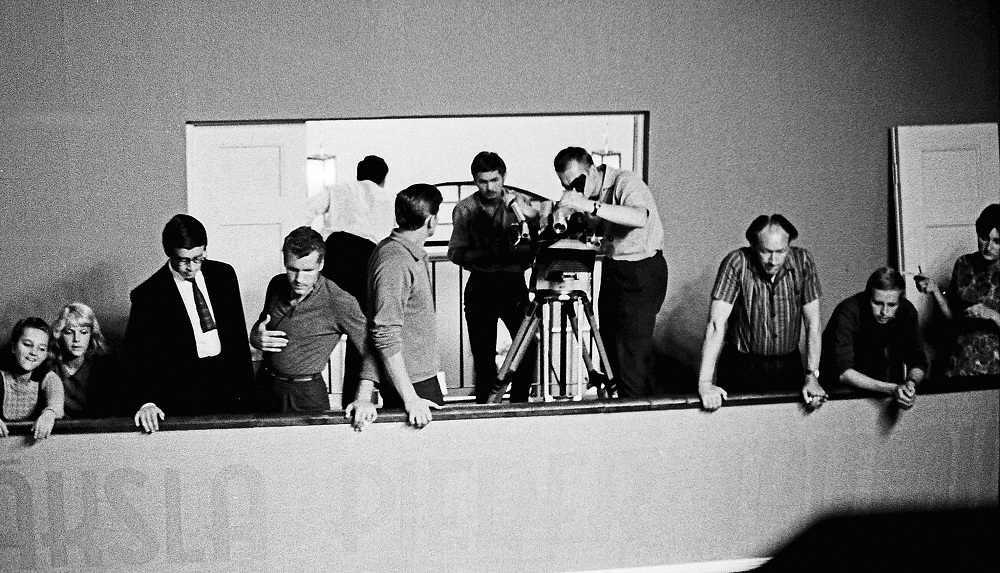 Filmas "Četri balti krekli" darba moments, trešais no labās - režisors Rolands Kalniņš, ceturtais - operators Miks Zvirbulis