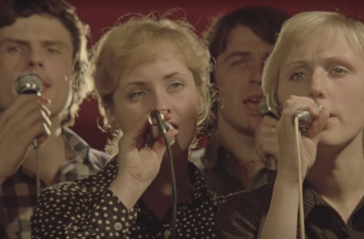 Kadrs no dokumentālās filmas "Uz saulaino tāli" (1978), grupa "Sīpoli" dzied "Daugaviņu"