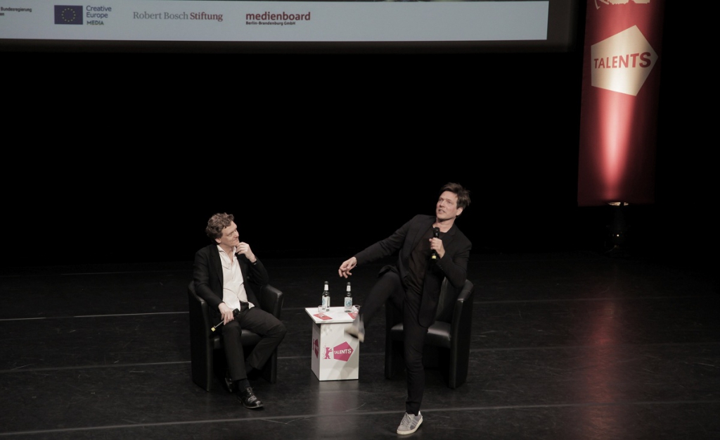 Tomass Vinterbergs (no labās) "Berlinale Talents" sarunā ar Tomasu Oberenderu