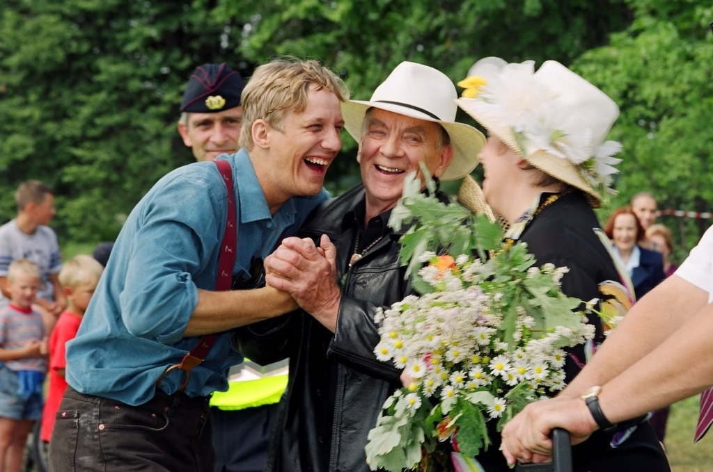 Artūrs Skrastiņš un Eduards Pāvuls Jāņa Streiča filmā "Vecās pagastmājas mistērija" (2001). Foto: Atis Ieviņš