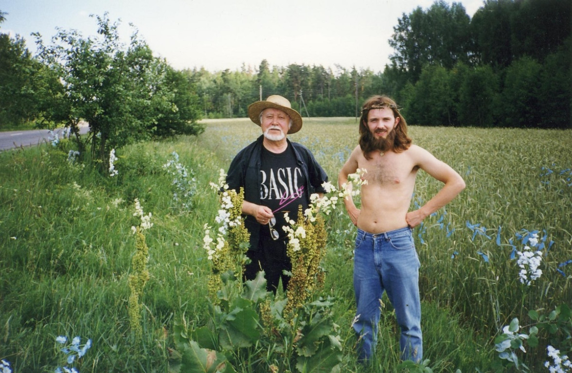 Jānis Streičs un Renārs Kaupers filmas uzņemšanas laikā. Foto: Ieva Romanova. (Ciešāk ieskatoties labības laukā, var redzēt zila auduma strēmelītes, ar kurām filmas mākslinieku komanda Ievas Romanovas vadībā marķēja ziedošas rudzupuķes... - Red. piezīme)