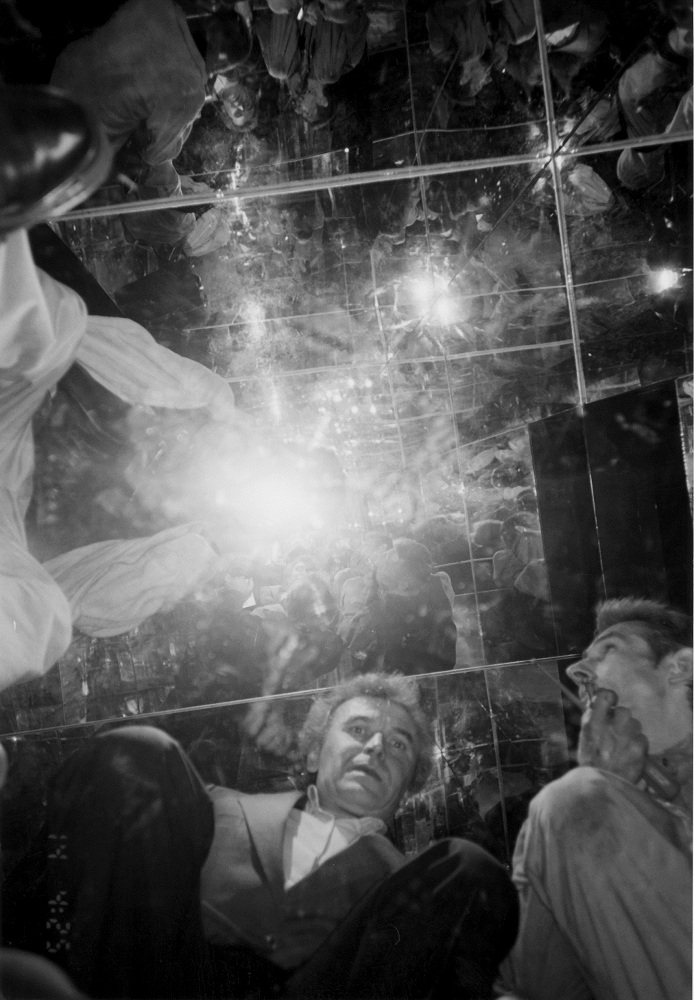 Režisors un scenogrāfs Viktors Jansons kopā ar mākslinieku Ivaru Mailīti 1998. gada "Arsenāla" objektā "Stikla nams"