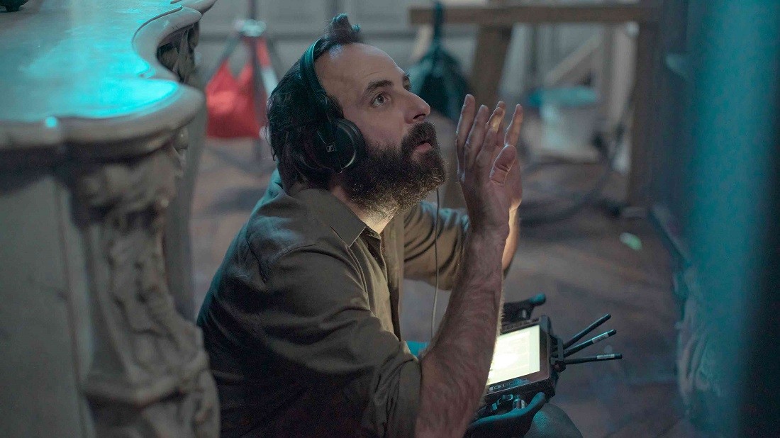 Vinsents Makaņs seriālā tēlo režisoru Renē Vidalu, kura tēlā saskatāmas paralēles ar pašu Olivjē Asajasu. Foto: Carole Bethuel/HBO